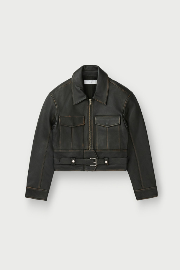 토론토 벨티드 가죽 재킷은 여성 고객을 위해 제작된, 모던하고 클래식한 스타일의 블랙 가죽 재킷입니다. 봄, 가을에 어울리는 두꺼운 소가죽 소재로 제작되었으며, 셔츠형 디자인에 숏 기장으로 시크한 매력을 더했습니다. 지퍼와 벨트 여밈 방식으로 허리 라인을 강조하여 레귤러핏을 더욱 돋보이게 합니다. 플랩 포켓과 빈티지 가공 디테일이 돋보이며, 리오셀 안감으로 편안한 착용감을 선사합니다. 데이트룩, 모임룩, 출근룩 등 다양한 TPO에 미니멀하고 세련된 스타일을 연출할 수 있습니다.
