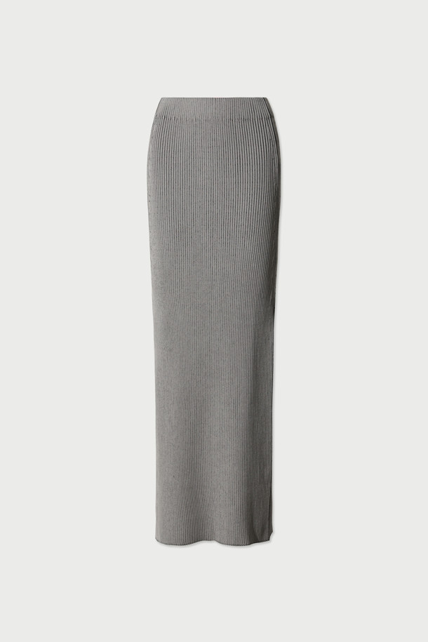 CARLOTA(카를로타) 니트 슬릿 스커트는 레이온과 나일론 혼방 소재로 부드러운 촉감을 선사하며, 가을/겨울 시즌에 적합한 롱 스커트입니다. 슬림핏으로 떨어지는 골지 패턴이 미니멀하면서도 베이직한 스타일을 연출하며, 출근룩에 잘 어울립니다. 허리 밴딩 처리와 사이드 슬릿 디테일이 편안함과 활동성을 더했습니다. 얇은 두께감으로 답답함 없이, 다양한 상의와 손쉽게 매치하여 세련된 룩을 완성할 수 있습니다. 그레이 컬러로 어떤 옷에도 잘 어울려 활용도가 높습니다.
