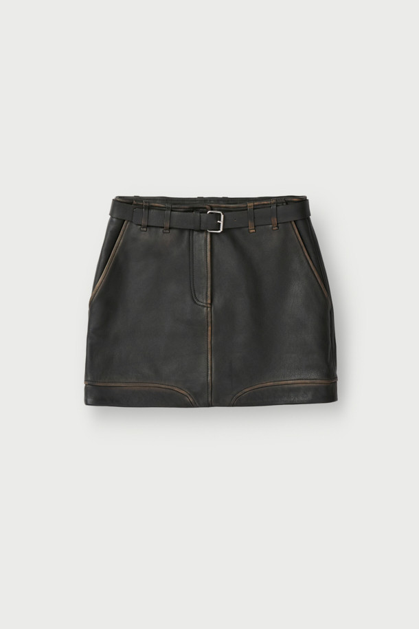 THAMES(템즈) 벨티드 가죽 스커트는 가을과 겨울, 모던한 스타일을 연출하기에 적합한 여성 미니스커트입니다. 블랙 컬러의 H라인 슬림핏으로, 소가죽과 리오셀 혼방 소재로 제작되어 뻣뻣한 촉감과 두꺼운 두께감을 자랑합니다. 벨트가 포함되어 있으며 전면 지퍼, 밑단 곡선 절개, 스티치 디테일, 빈티지 가공, 안감 처리가 더해져 시크하고 클래식한, 미니멀한 무드를 선사합니다. 데이트룩, 모임룩, 소개팅룩 등 다양한 TPO에 활용 가능합니다.
