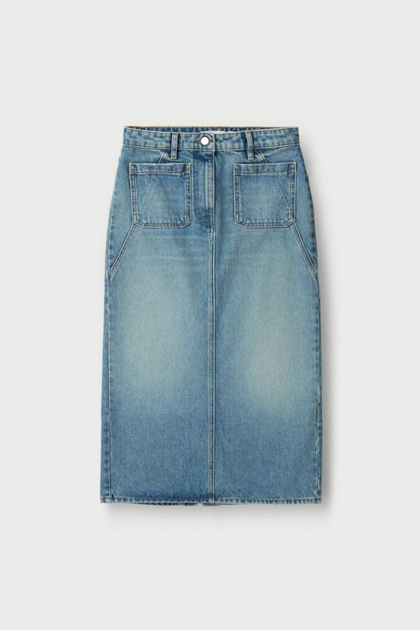 **SIRYNE(시린) 포켓 데님 스커트**는 캐주얼, 미니멀, 클래식 스타일을 즐겨 입는 여성들을 위한 데님 스커트입니다. 블루 컬러의 무지 디자인으로, 봄, 가을에 어울리는 두꺼운 두께감과 뻣뻣한 촉감을 가지고 있습니다. 스트레이트 핏의 H라인 스커트로, 빈티지 워싱과 프론트 아웃포켓 디테일이 특징이며, 뒷면 허리 다트와 슬릿으로 편안함과 스타일을 더했습니다. 안감은 폴리에스터와 면 혼방으로 제작되었으며, 데이트룩이나 봄 소풍룩에 코디하기 좋습니다.
