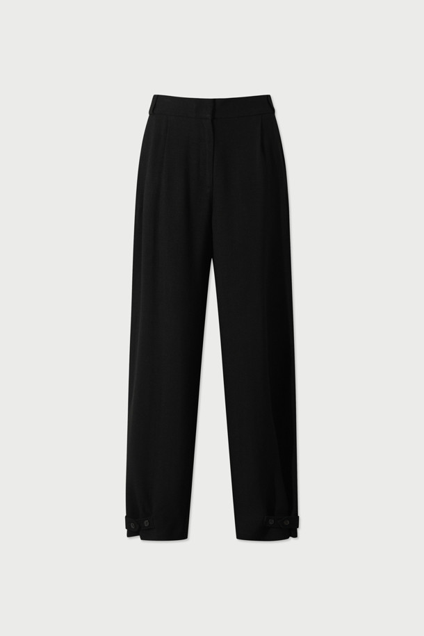 세련된 스타일을 완성하는 AXELLE(아셀) 테이퍼드 팬츠입니다. 블랙 컬러의 레이온 소재로 제작되어 부드러운 착용감을 선사하며, 사계절 내내 활용하기 좋습니다. 클래식하고 미니멀한 디자인으로 오피스룩, 출근룩, 모임룩 등 다양한 TPO에 매치하기 용이합니다. 하이웨이스트 디자인과 프론트 턱 디테일이 세련된 실루엣을 연출하며, 밑단 버튼 탭과 사이드 포켓, 벨트 고리가 실용성을 더합니다. 테이퍼드 핏으로 다리가 길어 보이는 효과를 주며, 시크한 스타일을 완성할 수 있습니다.
