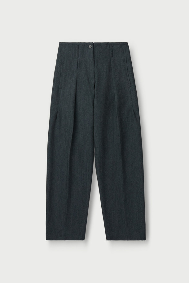 BARISSA (바리사) 와이드 테일러 팬츠는 클래식, 미니멀, 시크 스타일을 추구하는 여성 고객을 위한 제품입니다. 가을, 겨울 시즌에 어울리는 두꺼운 두께감의 블랙 컬러 긴바지로, 모와 폴리에스터 혼방 소재로 제작되었습니다. 루즈핏 와이드 실루엣에 핀턱 디테일과 후면 웰트 포켓으로 포인트를 더했으며, 안감은 레이온과 면으로 마감하여 편안한 착용감을 선사합니다. 오피스룩, 출근룩, 모임룩 등 다양한 TPO에 활용 가능하며, 일자 핏으로 세련된 스타일을 연출합니다.
