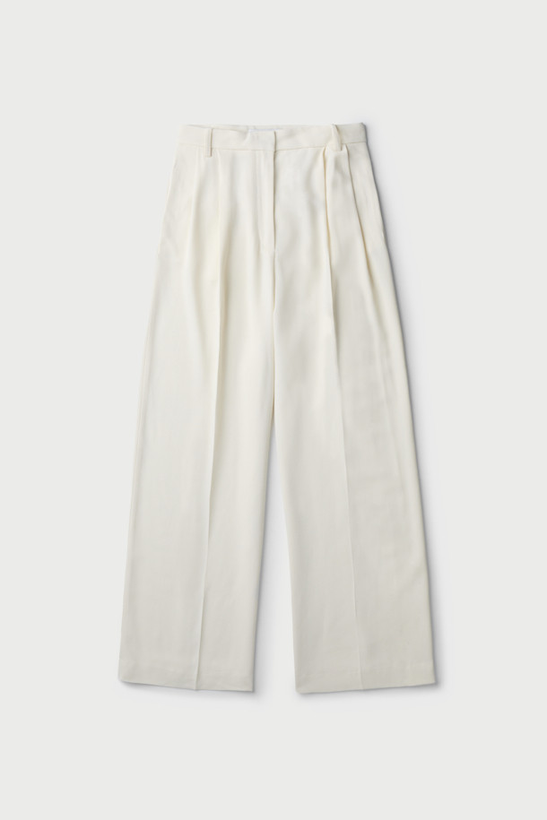 PALLIA(팔리아) 와이드 팬츠는 부드러운 레이온과 모 혼방 소재로 제작되어 봄, 가을 시즌에 적합한 여성용 긴 바지입니다. 우아하고 베이직한 스타일을 연출하며, 허리 부분은 하이웨이스트 밴딩으로 디자인되어 편안한 착용감을 선사합니다. 플리츠 주름 디테일이 돋보이며, 넉넉한 루즈핏 와이드 실루엣으로 시크하고 미니멀한 스타일을 완성합니다. 데이트룩, 카페룩, 모임룩 등 다양한 TPO에 활용 가능하며, 웰트 포켓 디테일로 실용성을 더했습니다.
