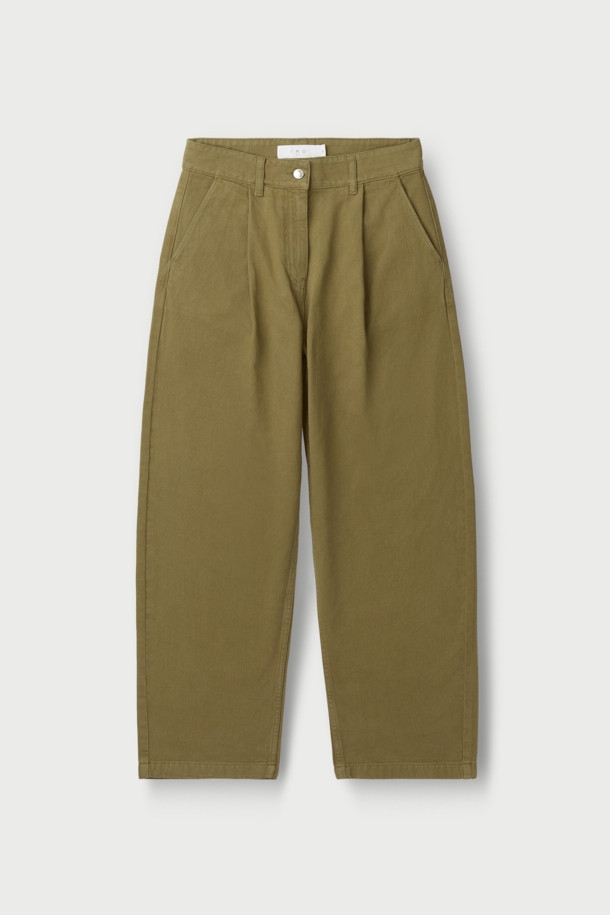 KYLES(카일스) 캐주얼 코튼 팬츠는 여성들을 위한 베이지 컬러의 캐주얼 팬츠입니다. 봄, 가을에 어울리는 긴 기장의 면 소재 바지로, 핀턱 디테일과 백 웰트 포켓이 특징입니다. 루즈핏 캐롯핏으로 편안하면서도 스타일리시하게 착용 가능하며, 출근룩과 모임룩 모두 소화할 수 있습니다. 미니멀하고 클래식한 스타일을 선호하는 분들께 추천합니다.
