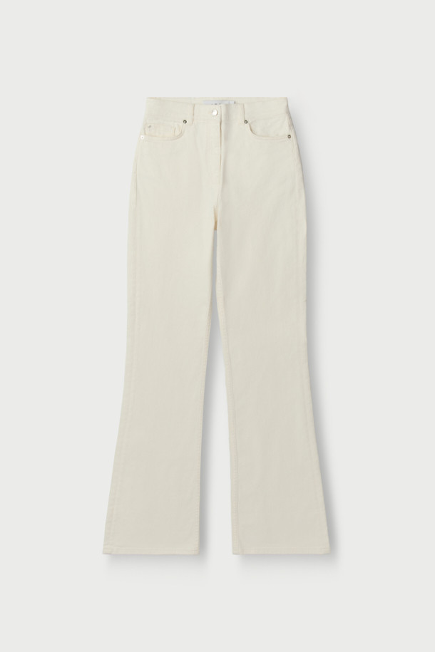 'OLIVIER(올리비에)' 부츠컷 데님 팬츠는 일상과 데이트룩, 출근룩에 모두 잘 어울리는 제품입니다. 면과 폴리우레탄 혼방의 스판 소재로 제작되어 편안한 착용감을 선사하며, 하이라이즈 디자인으로 다리가 길어 보이는 효과를 줍니다. 슬림한 골반 라인과 플레어 밑단이 여성스러운 실루엣을 연출하며, 기본 포켓과 버튼 플라이 클로징으로 클래식하고 미니멀한 스타일을 완성합니다. 슬림핏 부츠컷 디자인으로 캐주얼한 스타일을 즐기기에도 좋습니다.
