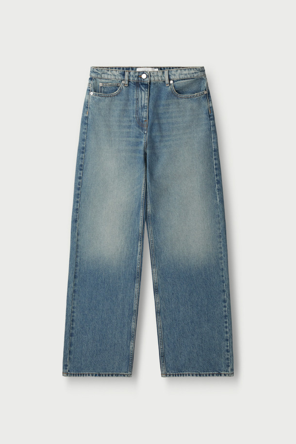 **SOREZE(소레즈) 스트레이트 데님 팬츠**는 베이직하고 캐주얼한 스타일의 데님 팬츠입니다. 라이트 블루 컬러의 무지 디자인으로, 봄, 가을에 어울리는 긴 기장의 면 소재 바지입니다. 스트레이트 핏으로 제작되어 편안한 착용감을 제공하며, 하이라이즈 디자인과 5포켓 디테일이 특징입니다. 안감은 면과 폴리에스터 혼방으로 제작되었으며, 버튼 플라이 방식으로 디자인되었습니다.  봄 소풍룩, 캐주얼, 미니멀, 클래식 스타일을 연출하기에 좋습니다.
