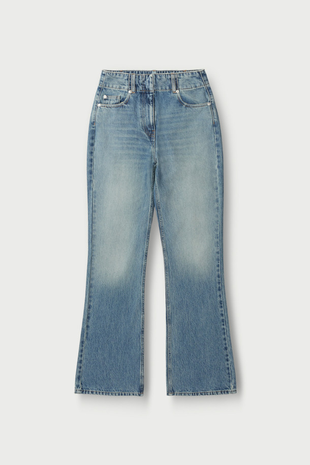 SIDY(시디) 슬림핏 데님 팬츠는 베이직한 스타일을 추구하는 분들을 위한 크롭 기장의 데님 팬츠입니다. 봄, 여름, 가을 계절에 적합하며, 면 소재로 제작되어 편안한 착용감을 선사합니다. 하이라이즈 실루엣과 하이웨이스트 밴딩으로 다리가 길어 보이는 효과를 주며, 데이트룩과 모임룩에 어울리는 아이템입니다. 버튼 플라이 클로징과 5포켓 디테일, 워싱 가공 및 페이드 처리로 디자인 포인트를 더했습니다. 슬림핏과 플레어 핏 두 가지로 출시되어, 캐주얼, 미니멀, 클래식 스타일을 즐겨 입는 고객에게 제격입니다.
