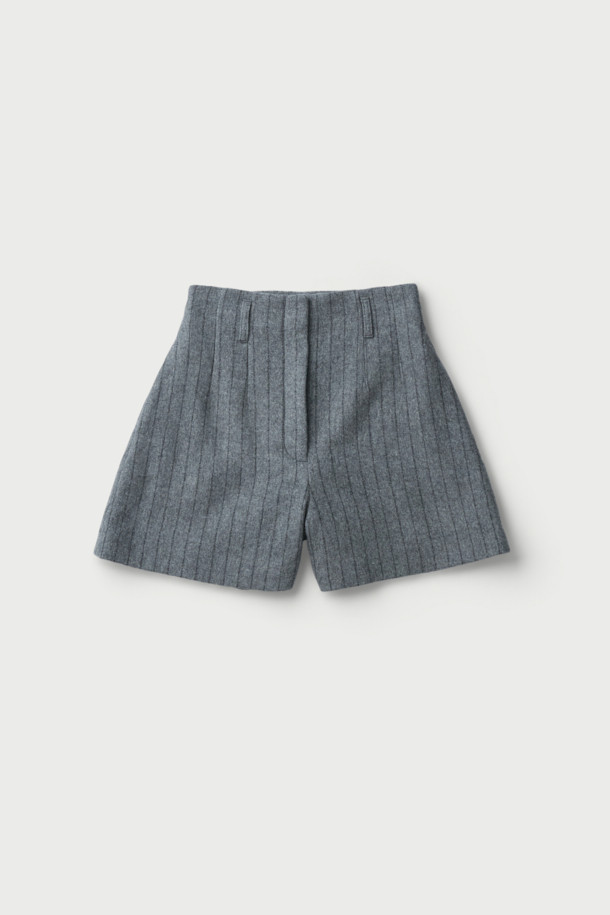 NIRIA (니리아) 울 쇼츠는 여성스러운 실루엣을 강조하는 플레어 핏 쇼츠입니다. 고급스러운 모(wool)와 나일론 혼방 소재로 제작되어 봄, 가을에 착용하기 좋으며, 안감은 레이온과 면으로 편안한 착용감을 선사합니다. 세련된 핀스트라이프 패턴과 하이웨이스트 디자인, 히든 클로징, 벨트 고리, 다트 디테일이 더해져 클래식하고 미니멀한 무드를 연출합니다. 오피스룩, 데이트룩, 모임룩 등 다양한 TPO에 시크하게 매치하여 스타일리시함을 더해보세요. 그레이 컬러로 어떤 상의와도 무난하게 어울려 활용도가 높습니다.
