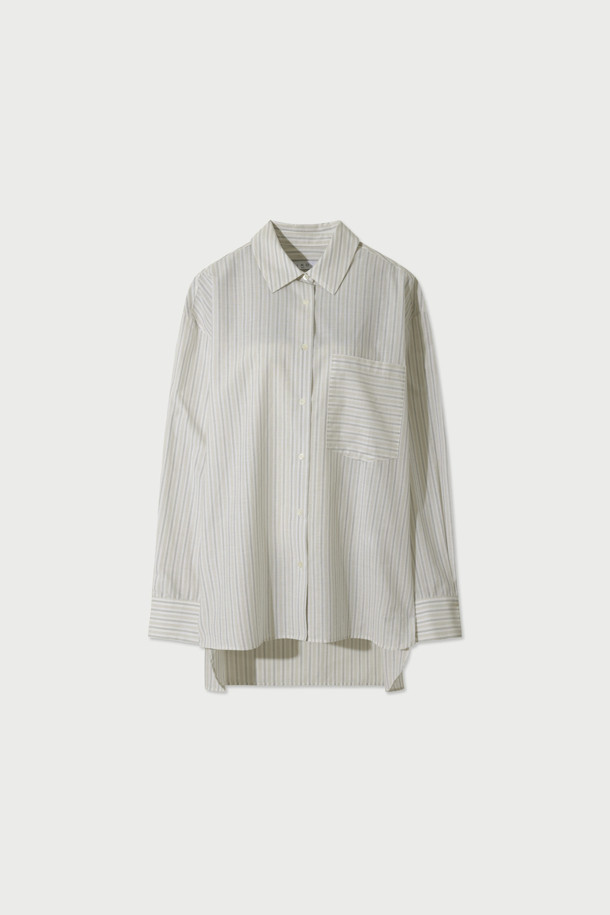 TAMYNA(타미나) 스트라이프 포켓 셔츠는 여성 고객을 위한 캐주얼 스타일의 셔츠/블라우스입니다. 화이트 컬러에 봄, 여름 시즌 착용하기 좋은 얇은 두께의 면 소재로 제작되었습니다. 루즈핏 디자인과 드롭숄더, 싱글 포켓 디테일이 특징이며, 칼라 넥라인과 긴 소매 기장으로 단정함을 더했습니다. 데이트룩, 카페룩, 봄 소풍룩 등 다양한 TPO에 맞춰 미니멀하고 클래식한 스타일을 연출할 수 있습니다. 스트라이프 패턴이 경쾌한 분위기를 선사하여 일상에서 편안하게 착용하기 좋습니다.
