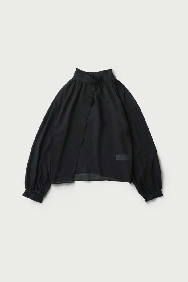 NAHAE(나에) 카울넥 레이어 블라우스는 여성스러운 실루엣을 연출하는 블랙 컬러의 블라우스입니다. 부드러운 레이온, 마, 나일론 혼방 소재로 제작되어 은은한 광택감과 시어한 텍스처, 부드러운 촉감을 선사합니다. 사선 레이어 디자인과 셔링 디테일이 우아하고 클래식한 무드를 더하며, 루즈핏과 긴 소매가 편안한 착용감을 제공합니다. 뒷넥 버튼 여밈으로 깔끔하게 마감되었으며, 카울넥과 하이넥 스타일을 모두 연출할 수 있어 오피스룩, 모임룩, 소개팅룩 등 다양한 TPO에 활용 가능합니다.
