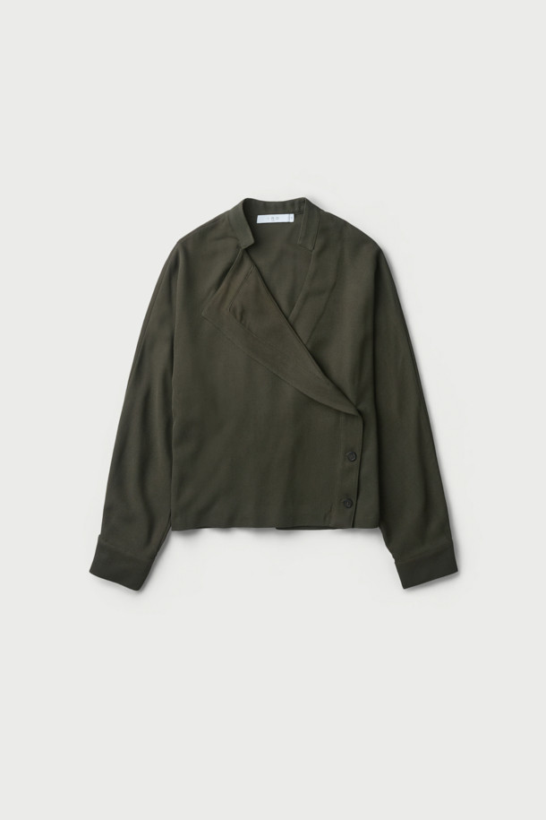 PAQUITA(파키타) 프론트 랩 버튼 블라우스는 여성스러운 실루엣을 연출하는 블라우스입니다. 카키와 화이트 두 가지 색상으로 출시되었으며, 봄, 가을에 입기 좋습니다. 미니멀한 스타일로, 데이트룩, 오피스룩, 모임룩 등 다양한 TPO에 활용 가능합니다. 스탠드 칼라와 긴소매, 레귤러핏으로 디자인되었으며, 비대칭 버튼 여밈과 랩 스타일, 측면 버튼 클로징, 뒷면 허리 밴딩 디테일이 특징입니다. 레이온과 모 혼방 소재로 제작되어 부드러운 촉감을 선사하며, 셋업으로도 연출할 수 있습니다.
