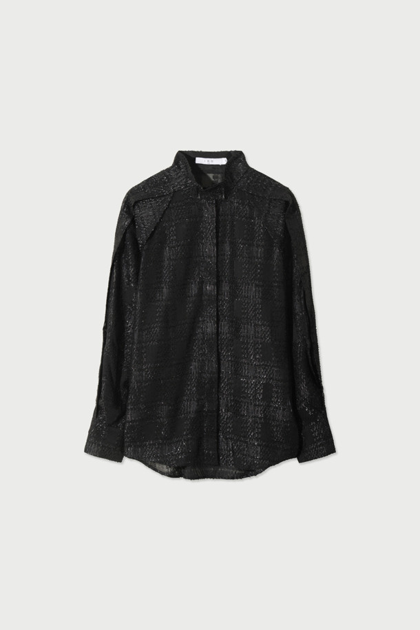 VALMU(발뮤) 자카드 플리츠 블라우스는 여성스러운 엘레강스 스타일을 연출하는 블라우스입니다. 블랙 컬러의 폴리에스테르 소재로 제작되었으며, 얇고 시어한 촉감과 안감이 있어 편안하게 착용할 수 있습니다. 하이넥 디자인과 라글랑 소매, 섬세한 플리츠 디테일이 특징이며, 체크와 자카드 패턴이 더해져 드레시한 분위기를 선사합니다. 레귤러핏과 긴소매 기장으로 오피스룩, 모임룩, 소개팅룩 등 다양한 TPO에 활용 가능하며, 클래식, 미니멀, 로맨틱 스타일을 즐기는 분들께 추천합니다. 히든 버튼 여밈 방식으로 깔끔함을 더했습니다.
