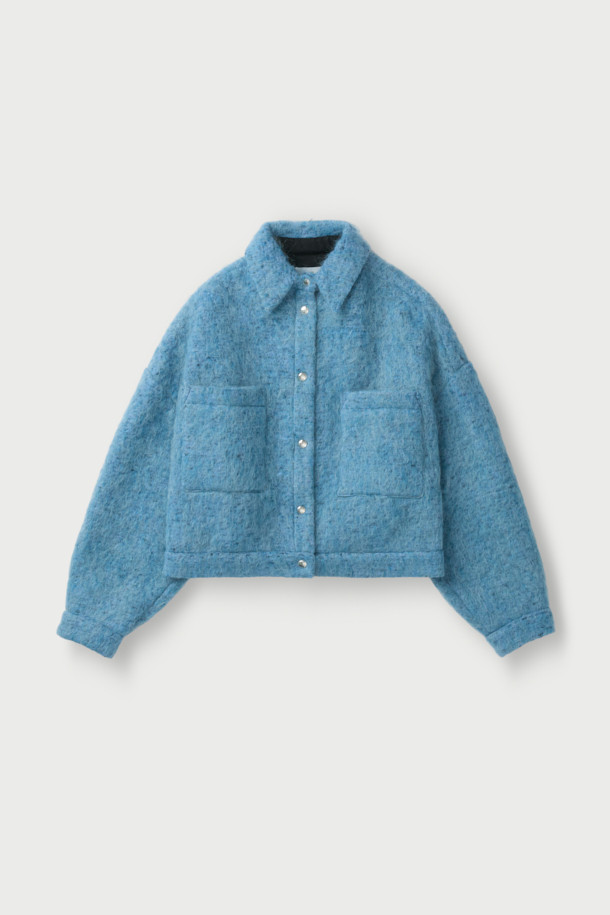 **DOMALSPE(도말스페) 울 셔켓**은 겨울과 가을, 두 계절에 따뜻하게 입을 수 있는 캐주얼 스타일의 셔켓입니다. 부드러운 촉감의 울 부클 소재와 안감(면, 레이온)을 사용하여 편안한 착용감을 선사합니다. 오버핏에 드롭 숄더 디자인으로 트렌디함을 더했으며, 크롭 기장과 오버사이즈 포켓 디테일이 돋보입니다. 스냅 버튼 여밈으로 간편하게 착용 가능하며, 데일리룩, 카페룩, 산책룩 등 다양한 TPO에 활용하기 좋습니다. 톤 다운된 블루 컬러의 무지 디자인으로 미니멀, 클래식 스타일을 즐기는 분들께 추천합니다.
