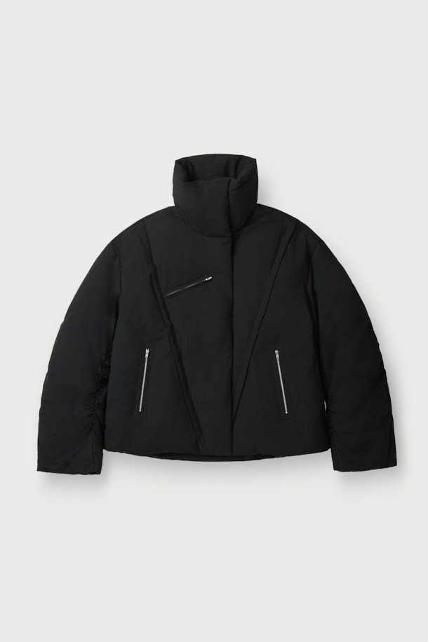 LISSANA(리사나) 빅 카라 다운 점퍼는 추운 겨울, 미니멀하고 시크한 스타일을 연출하고 싶은 여성 고객을 위한 아우터입니다. 블랙 컬러의 무지 디자인에 하이넥 스타일로, 오픈 카라로도 변형하여 다양한 분위기를 낼 수 있습니다. 크롭 기장과 버핏 핏으로 세련된 실루엣을 강조하며, 비대칭 절개 디테일이 돋보입니다. 85% 거위 솜털과 15% 거위 깃털 충전재, 이중 여밈 방식, 사이드 지퍼 포켓으로 보온성과 실용성을 모두 갖춘 두꺼운 다운 점퍼입니다.
