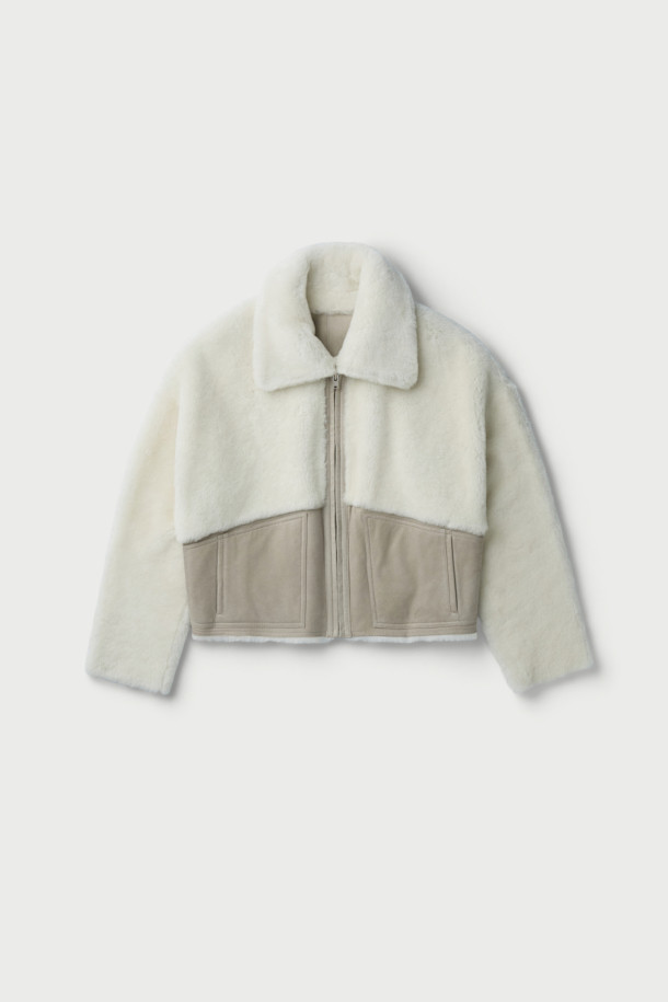 BELLAGIO(벨라지오) 시어링 재킷은 여성용 아우터로, 가을과 겨울에 따뜻하게 착용할 수 있습니다. 아이보리와 베이지 두 가지 색상으로 출시되어 다양한 스타일에 매치하기 좋습니다. 캐주얼, 미니멀, 클래식 스타일을 아우르며 데이트룩, 모임룩 등 TPO에 따라 폭넓게 활용 가능합니다. 천연가죽, 폴리에스터, 면 혼방의 두꺼운 소재와 지퍼형 여밈 방식으로 제작되었으며, 크롭 기장과 긴 소매, 빅 포켓 디자인으로 포인트를 더했습니다.
