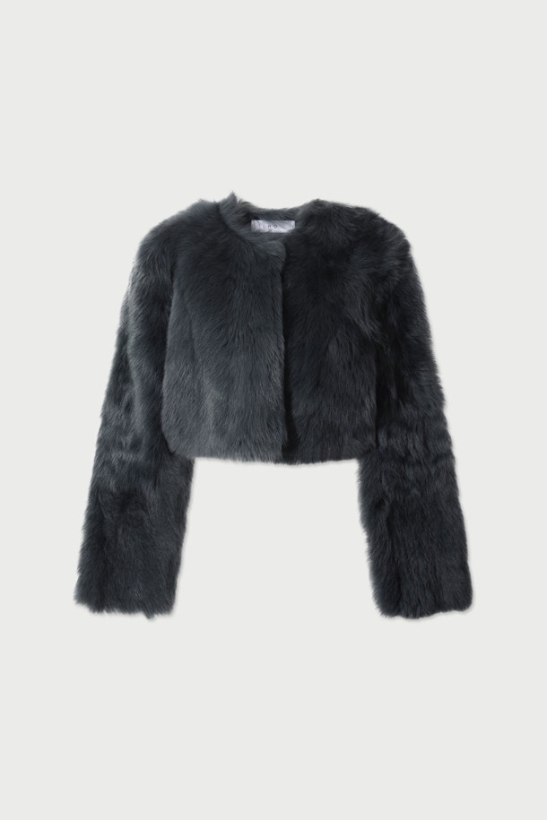 REAL(리얼) 시어링 숏 재킷은 겨울 시즌, 당신의 스타일을 완성해 줄 아우터입니다. 부드러운 천연 양가죽 소재와 롱 퍼 디테일, 라운드 넥 라인으로 클래식 무드를 연출합니다. 안감 전체가 퍼로 마감되어 보온성을 높였으며, 히든 버튼 여밈 방식으로 깔끔한 실루엣을 더했습니다. 크롭 기장의 레귤러 핏으로, 데이트룩, 모임룩, 연말 모임룩 등 다양한 TPO에 활용 가능합니다. 블랙 컬러의 무지 디자인은 미니멀하고 시크한 스타일을 선호하는 여성분들께 추천합니다.
