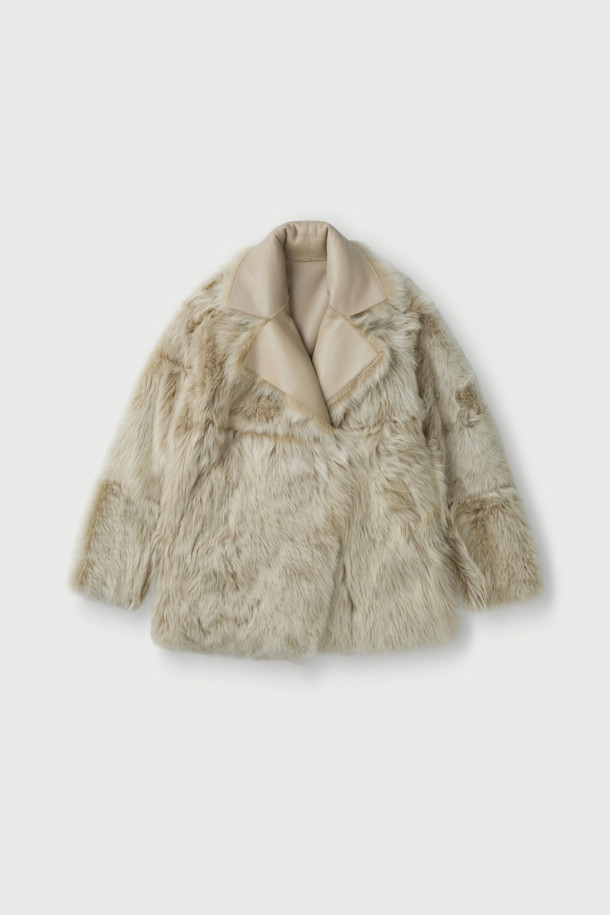 VERNONA(버노나) 리버시블 시어링 재킷은 부드러운 양가죽, 염소가죽, 천연가죽 소재로 제작되어 고급스러운 촉감을 선사합니다. 우아하고 클래식한 스타일을 연출하며, 안감과 겉감을 다르게 사용하여 다양한 분위기를 연출할 수 있는 리버시블 디자인이 특징입니다. 힙 기장의 오버핏으로 편안한 착용감을 제공하며, 반소매와 오픈 카라, 퍼 디테일이 돋보입니다. 데이트룩, 모임룩, 연말 모임룩 등 특별한 날에 시크하고 미니멀한 스타일을 완성해보세요. 베이지 컬러의 무지 디자인은 어떤 스타일에도 쉽게 매치할 수 있어 활용도가 높습니다.
