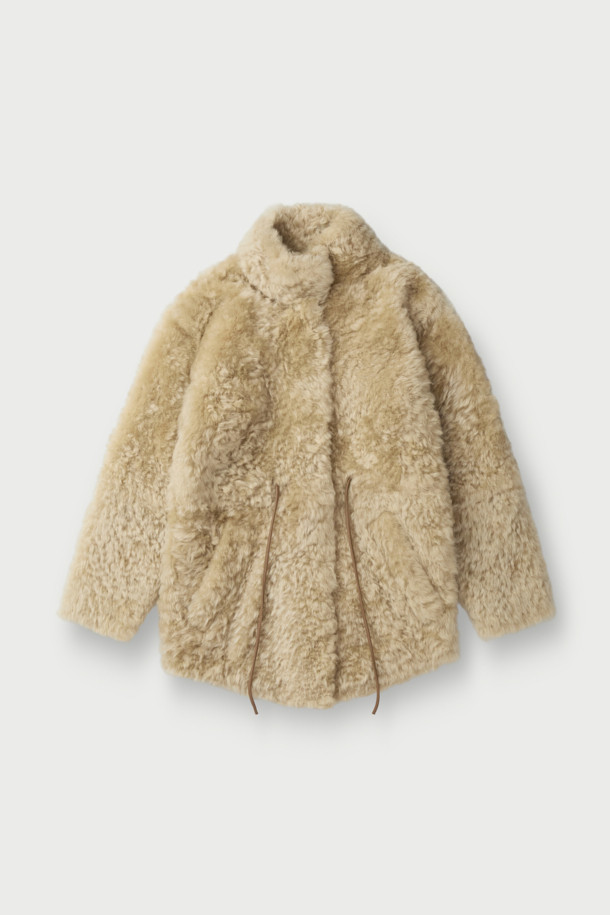 HURON(휴론) 시어링 하이넥 코트는 여성스러운 데이트룩을 완성하는 미니멀하고 시크한 스타일의 아우터입니다. 부드러운 촉감의 천연 양가죽과 레이온 혼방 소재로 제작되었으며, 두꺼운 두께감으로 겨울철에도 따뜻하게 착용할 수 있습니다. 허리 가죽 스트랩과 사이드 포켓, 스탠드 칼라 디테일이 돋보이며, 오버핏 디자인과 히든 클로징으로 세련된 실루엣을 연출합니다. 베이지 컬러의 무지 디자인으로 다양한 룩에 매치하기 용이합니다. 긴 소매 기장의 레귤러 기장 하이넥 코트로, 시크하고 세련된 겨울 스타일을 완성해 보세요.
