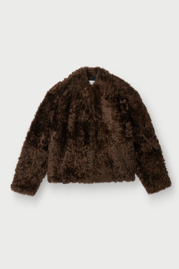 **HAYSE (헤이즈) 시어링 재킷**은 가을과 겨울, 당신의 스타일을 책임질 아우터입니다. 천연 가죽과 레이온 소재를 사용하여 두꺼운 두께감으로 따뜻함을 선사하며, 레이온 안감으로 부드러운 착용감을 더했습니다. 캐주얼하고 클래식한 무드를 동시에 연출하며, 출근룩과 모임룩 등 다양한 TPO에 활용 가능합니다. 무지 디자인에 긴 소매, 사이드 포켓과 칼라 디테일, 후크 여밈 방식으로 고급스러움을 더한 잇(it) 아이템입니다.
