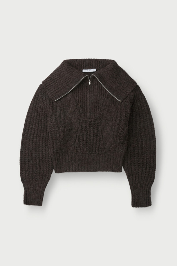 SWANA(스와나) 하프짚 카라 니트 탑은 가을과 겨울, 일상과 출근룩, 모임룩에 모두 어울리는 베이직 스타일의 니트입니다. 브라운 및 다크브라운 컬러로, 루즈핏과 크롭 기장으로 디자인되어 편안하면서도 트렌디한 핏을 연출합니다. 나일론, 알파카, 모 소재를 혼방하여 부드러운 촉감을 선사하며, 케이블 패턴과 긴 소매, 하프 집업 스타일의 카라 디자인이 특징입니다. 카울넥 또는 와이드 오픈 칼라로도 연출 가능하며, 시보리 소매와 밑단으로 깔끔한 마무리를 더했습니다. 클래식, 미니멀, 캐주얼 등 다양한 스타일로 활용하기 좋습니다.
