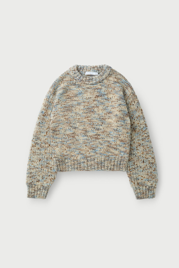 **CAMILLA(카밀라) 멜란지 니트 탑**은 가을과 겨울에 어울리는 여성용 니트/스웨터입니다. 멜란지 패턴의 부드러운 모 소재로 제작되어 포근한 착용감을 선사하며, 라운드넥과 긴소매 디자인으로 베이직하면서도 클래식, 미니멀, 캐주얼 스타일을 연출합니다. 두꺼운 두께감과 루즈핏으로 편안함을 강조했으며, 일상 및 출근룩에 활용하기 좋습니다. 트위스트 원사와 니트 조직감으로 고급스러운 디자인을 더했습니다.
