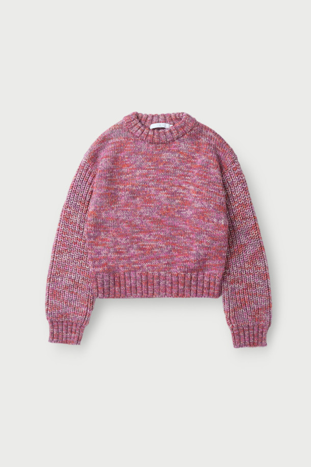 **CAMILLA(카밀라) 멜란지 니트 탑**은 부드러운 촉감의 모 소재로 제작되어 가을, 겨울 시즌에 따뜻하게 착용하기 좋은 여성 니트입니다. 멜란지 컬러의 보카시 패턴과 루즈핏 디자인이 베이직하면서도 캐주얼한 무드를 연출합니다. 긴 소매와 라운드넥, 두꺼운 두께감으로 포근함을 더하며, 트위스트 원사를 사용하여 니트 특유의 조직감을 살렸습니다. 산책룩이나 집콕룩 등 편안한 일상에 잘 어울리며, 캐주얼, 클래식, 미니멀 스타일 모두 소화 가능합니다.
