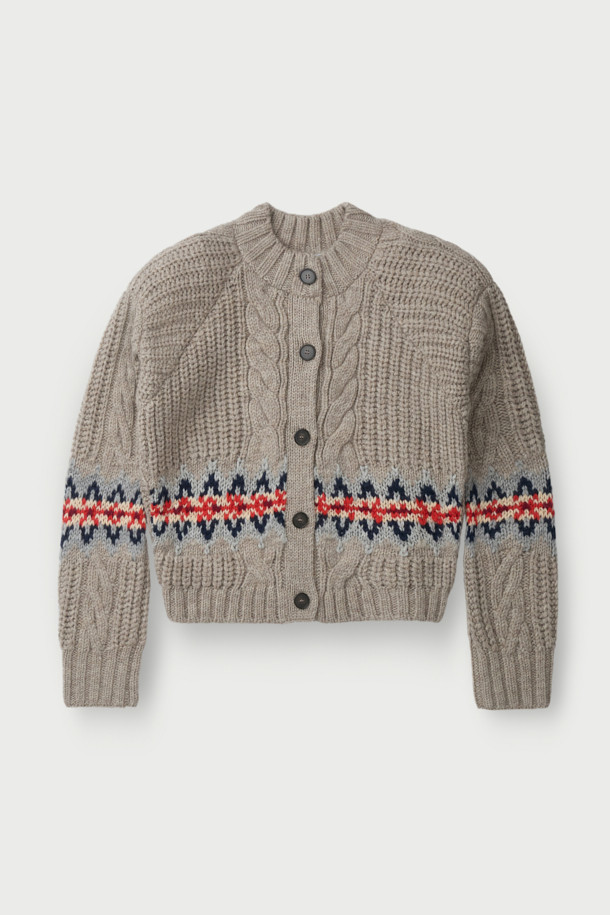 GARIK (가릭) 오버 숄더 노르딕 가디건은 여성스러운 무드를 연출하는 캐주얼 스타일의 니트/스웨터입니다. 모와 알파카 혼방 소재로 제작되어 부드러운 촉감과 따뜻함을 선사하며, 가을, 겨울 시즌에 착용하기 좋습니다. 오버핏 디자인과 크롭 기장으로 트렌디함을 더하고, 라운드넥과 버튼 여밈으로 편안함을 강조했습니다. 베이지, 블랙, 핑크, 블루 4가지 컬러로 출시되어 데이트룩, 모임룩 등 다양한 TPO에 활용 가능하며, 케이블 및 노르딕 패턴, 골지 마감 디테일이 돋보이는 매력적인 아이템입니다.
