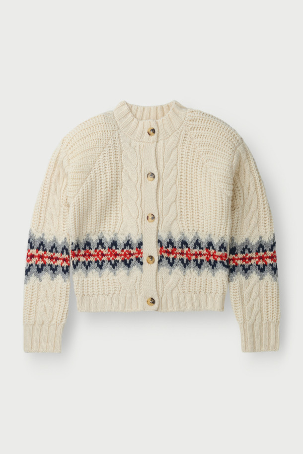 **GARIK(가릭) 오버 숄더 노르딕 가디건**은 여성의 캐주얼 스타일을 위한 니트/스웨터입니다. 아이보리, 네이비, 코랄 세 가지 색상으로 출시되었으며, 가을과 겨울에 따뜻하게 착용할 수 있습니다. 모와 알파카 혼방 소재로 제작되어 부드러운 촉감과 뛰어난 보온성을 제공하며, 오버핏 라운드넥 디자인으로 편안한 착용감을 선사합니다. 노르딕과 케이블 패턴이 돋보이며, 긴 소매와 버튼 여밈, 골지 마감 디테일로 완성도를 높였습니다.
