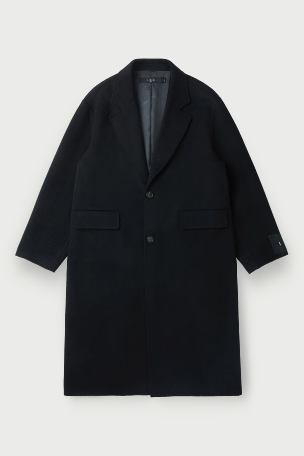 **에퓨어 캐시미어 블랜드 핸드메이드 싱글 롱코트**는 가을과 겨울, 당신의 일상과 특별한 날을 우아하게 만들어줄 코트입니다. 부드러운 캐시미어 혼방 소재와 모(毛) 소재로 제작되어 뛰어난 촉감과 보온성을 제공합니다. 미니멀하고 클래식한 디자인에 블랙 컬러, 무지 패턴, 세미 오버핏으로 세련된 스타일을 연출합니다. 핸드메이드 공법으로 완성되어 높은 퀄리티를 자랑하며, 무릎 기장의 롱코트와 싱글 버튼 여밈 방식으로 편안한 착용감을 선사합니다. 출근룩, 오피스룩, 모임룩 등 다양한 시간, 장소, 상황에 활용 가능한 활용도 높은 아이템입니다.