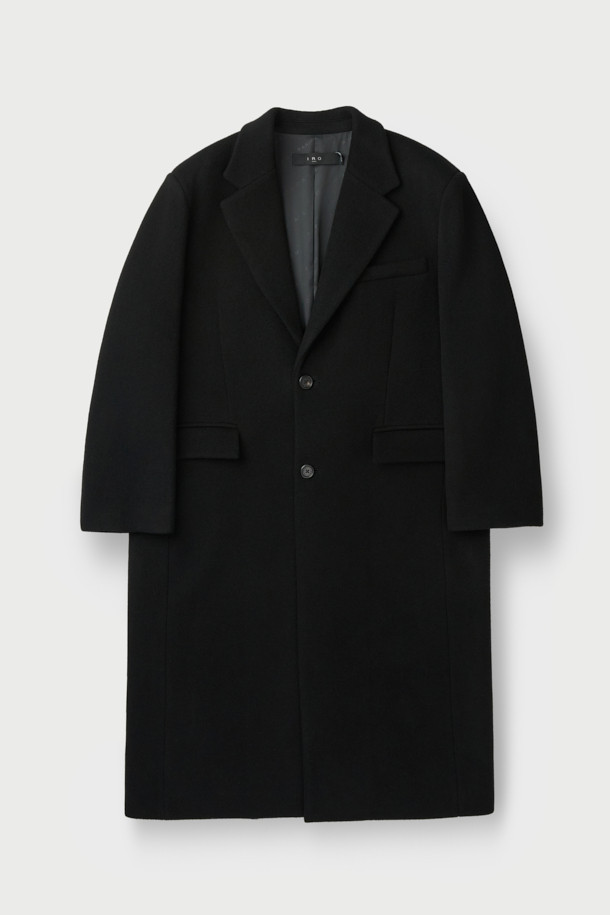 Vigore(비고레) 캐시미어 블렌드 대디핏 싱글 맥시코트는 고급스러운 스타일을 연출하는 남성용 코트입니다. 하이그레이드 울과 캐시미어 혼방 소재로 제작되어 부드러운 촉감과 뛰어난 보온성을 제공합니다. 맥시 기장의 오버핏 디자인에 싱글 버튼 여밈 방식으로 클래식하면서도 모던한 분위기를 자아냅니다. 어깨를 강조하는 실루엣과 V존 디자인이 특징이며, 출근룩, 오피스룩, 모임룩 등 다양한 TPO에 활용 가능합니다. 블랙 컬러의 무지 디자인으로 미니멀하고 시크한 스타일을 완성해보세요.
