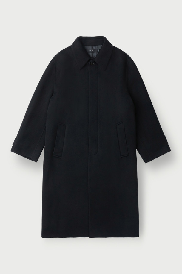 푀트레 캐시미어 블렌드 핸드메이드 발마칸 롱코트는 가을과 겨울, 당신의 클래식하고 미니멀한 스타일을 완성해 줄 아우터입니다. 모, 캐시미어, 알파카 혼방의 고급스러운 소재로 제작되어 부드러운 촉감과 뛰어난 보온성을 제공합니다. 무릎을 덮는 롱 기장과 세미 오버핏으로 편안하면서도 시크한 실루엣을 연출하며, 헤링본 패턴이 은은한 포인트를 더합니다. 출근룩, 오피스룩, 모임룩 등 다양한 시간과 장소와 경우에 활용 가능하며 천연 가죽(양) 배색 디테일이 고급스러움을 더합니다. 블랙 컬러의 발마칸 코트로 당신의 겨울 스타일을 더욱 세련되게 연출해 보세요.