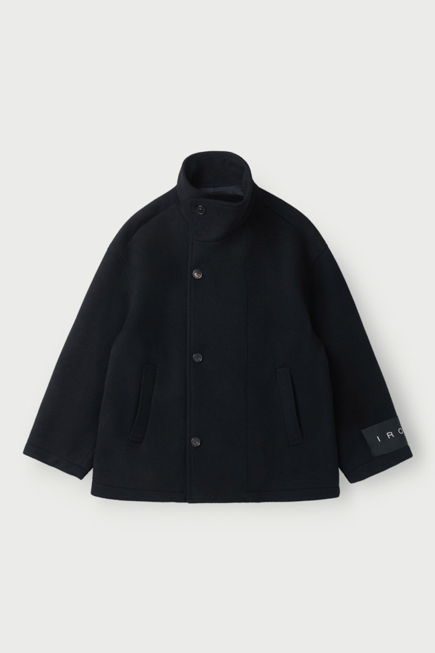 OWEN(오웬) 캐시미어 블랜드 더블 숏 랩코트는 가을, 겨울 시즌을 위한 아우터입니다. 블랙 컬러의 미니멀하고 클래식한 스타일로, 오피스룩, 출근룩, 모임룩에 적합합니다. 모(wool)와 캐시미어 혼방 소재로 제작되어 부드러운 촉감과 두꺼운 두께감을 자랑하며, 하이넥 디자인과 랩코트 스타일이 특징입니다. 숏 기장의 오버핏으로, 더블 버튼 여밈 방식과 긴 소매가 시크한 매력을 더합니다. 안감은 폴리에스터로 마감되었습니다.
