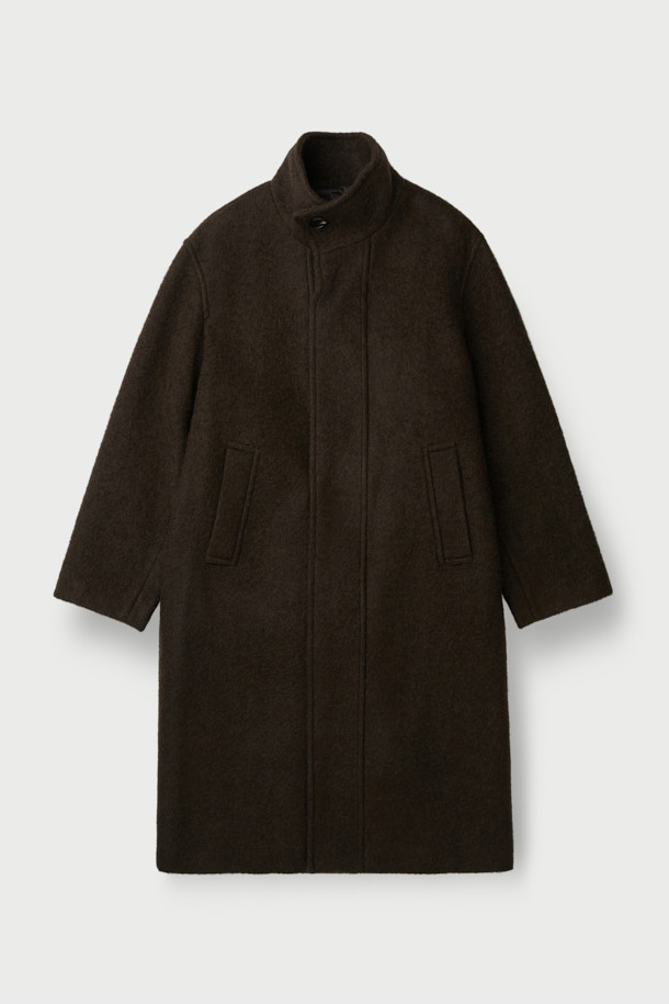 Hiver(히베르) 헤어리 울 롱 랩 코트는 부드러운 촉감의 울, 알파카, 앙고라, 나일론 혼방 소재로 제작되어 두꺼운 두께감으로 뛰어난 보온성을 제공합니다. 미니멀하고 베이직한 디자인에 랩 스타일과 오버핏으로 시크한 무드를 연출하며, 하이넥과 허리 히든 밴드로 포인트를 더했습니다. 블랙과 브라운 두 가지 컬러로 출시되어 출근룩, 오피스룩, 모임룩 등 다양한 TPO에 활용 가능합니다. 롱 기장의 랩 코트로, 겨울철 스타일리시하고 따뜻한 데일리룩을 완성해보세요. 안감은 폴리에스터를 사용하여 편안한 착용감을 선사합니다.
