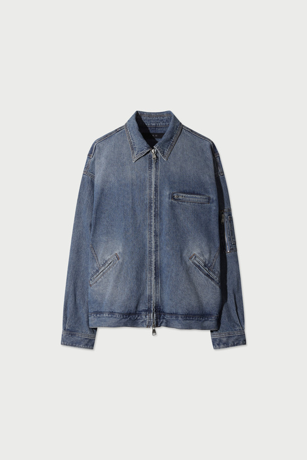 **Asphalre(아스팔레) 데님 집업 블루종**은 캐주얼, 미니멀, 시티보이 스타일을 아우르는 남녀 모두에게 적합한 아우터입니다. 가을, 겨울 시즌에 어울리는 오버핏으로, 밑단 스트랩과 액션플리츠 디테일이 돋보이는 디자인입니다. 워싱 처리된 데님 소재와 면 혼방으로 제작되어 편안한 착용감을 선사하며, 여행룩, 캠핑룩 등 다양한 TPO에 활용 가능합니다. 크롭 기장과 긴 소매, 집업 여밈 방식으로 트렌디함을 더했습니다. 무지 패턴의 블루 컬러로 어떤 스타일에도 쉽게 매치할 수 있습니다.
