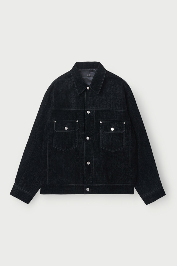 Lucide(루시드) 벨벳 트러커는 캐주얼, 미니멀, 클래식 스타일을 아우르는 세련된 아우터입니다. 부드러운 벨벳 데님 소재와 면 혼방으로 제작되어 봄, 가을에 적합하며, 세미 오버핏 크롭 기장으로 트렌디한 핏을 연출합니다. 블랙 컬러의 무지 디자인에 메탈 부자재와 IRO 시그니처 부자재 포인트가 돋보이며, 긴 소매와 버튼 여밈 방식이 특징입니다. 안감은 폴리에스터로 마감되어 편안한 착용감을 선사합니다.
