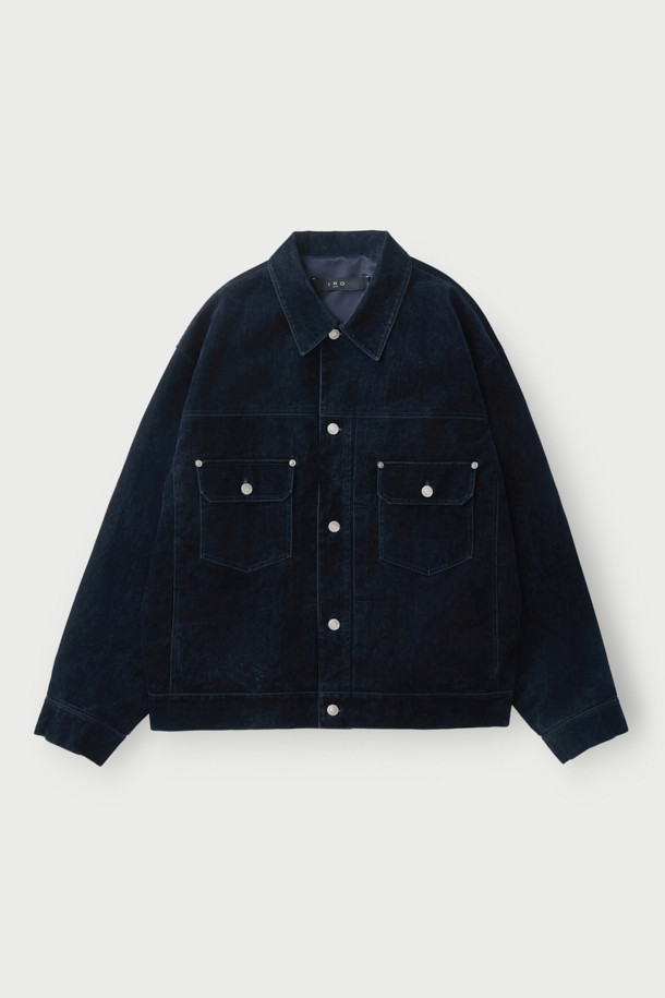 Lucide(루시드) 벨벳 트러커는 캐주얼, 미니멀, 클래식 스타일을 아우르는 네이비 컬러의 트러커 자켓입니다. 면과 벨벳 데님 혼방의 부드러운 촉감이 특징이며, 가을과 겨울에 착용하기 좋습니다. 세미 오버핏으로 편안한 착용감을 선사하며, 버튼 여밈 방식과 긴 소매 기장, 크롭 기장으로 디자인되었습니다. 출근룩과 모임룩에 모두 활용 가능하며, 메탈 및 IRO 시그니처 부자재, 폴리에스터 안감 마감으로 고급스러움을 더했습니다.
