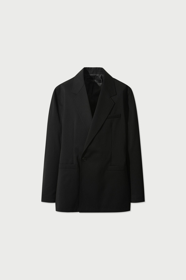 Pointe(퐁테) 오버핏 셋업 원버튼 재킷은 캐주얼, 미니멀, 클래식 스타일을 아우르는 블랙 컬러의 아우터입니다. 폴리에스터와 모 혼방 소재로 제작되어 볼륨감 있는 촉감을 선사하며, IRO(이로) 시그니처 메탈 장식이 포인트로 더해졌습니다. 싱글 버튼 여밈 방식과 오버핏 디자인으로 편안하면서도 세련된 룩을 연출합니다. 안감은 폴리에스터를 사용하여 착용감을 높였습니다. 일상에서 폭넓게 활용하기 좋은 자켓입니다.
