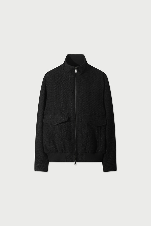 마르퀴스 트위드 하이넥 재킷은 클래식한 무드를 선호하는 당신을 위한 세미 오버핏 크롭 기장의 블랙 컬러 트위드 재킷입니다. 봄, 가을 시즌에 적합하며, 오피스룩, 데이트룩, 모임룩 등 다양한 TPO에 활용할 수 있습니다. 하이넥 디자인과 빅 포켓, 가죽 배색, 어깨 강조 디테일이 특징이며, 집업 방식으로 간편하게 착용할 수 있습니다. 아크릴, 모, 폴리에스터, 나일론, 천연 가죽, 폴리에스터 안감 등의 고급 소재를 사용하여 제작되었습니다.
