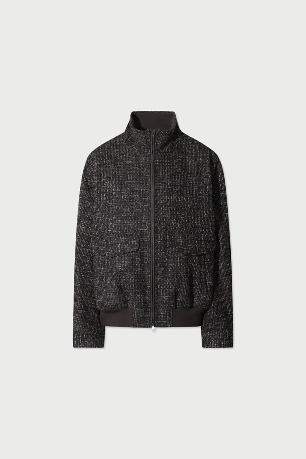 **Marquis (마르퀴스) 트위드 하이넥 재킷**은 가을, 겨울 시즌에 안성맞춤인 아우터입니다. 블랙과 그레이 두 가지 컬러로 출시되었으며, 세미 오버핏으로 제작되어 편안한 착용감을 선사합니다. 하이넥 디자인과 빅 포켓, 가죽 배색 디테일이 돋보이며, 트위드 패턴으로 클래식한 무드를 더했습니다. 아크릴, 모, 폴리에스터, 면, 레이온, 나일론, 천연가죽 등 다양한 소재를 사용하여 두꺼운 두께감을 자랑합니다. 모임룩, 출근룩, 데이트룩 등 다양한 TPO에 활용할 수 있으며, 클래식, 미니멀, 시크 스타일을 연출하기 좋습니다.
