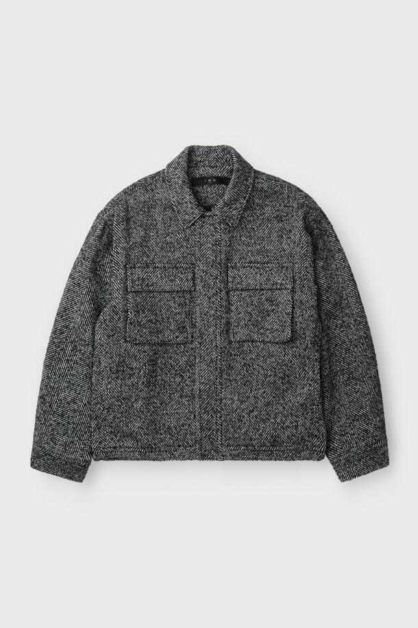 라뷰르 헤링본 빅포켓 블루종은 가을과 겨울, 일상과 출근룩, 모임룩에 모두 어울리는 캐주얼, 클래식, 미니멀 스타일의 아우터입니다. 헤링본 패턴의 고급스러운 디자인에 모, 아크릴, 폴리에스터, 나일론, 레이온, 면 등 다양한 소재를 혼방하여 제작되었습니다. 오버핏으로 편안한 착용감을 선사하며, 빅포켓, 가슴 입체 포켓, 액션플리츠, 밑단 스트링, 안감 처리 등 디테일한 디자인으로 완성도를 높였습니다. 긴 소매 기장으로 보온성을 더했으며, 다양한 룩에 활용하기 좋은 아이템입니다.
