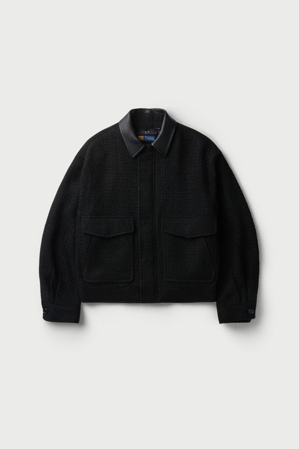 Mysrere(미스리르) 트위드 카라 재킷은 가을과 겨울, 오피스룩과 모임룩에 어울리는 세련되고 고급스러운 아우터입니다. 트위드 배색 패턴에 가죽 카라 디테일, 그리고 빅 포켓 디자인이 특징인 세미 오버핏 블루종 스타일의 재킷입니다. 모, 폴리에스터, 천연가죽 소재로 제작되어 따뜻함과 스타일을 동시에 잡았습니다. 긴 소매 기장으로 클래식, 미니멀, 시크 스타일을 연출하기 좋습니다.
