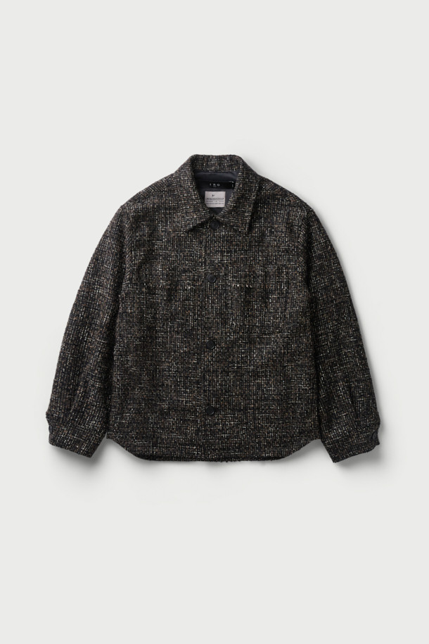 Trame(트라메) 트위드 셔켓은 여성 고객을 위한 아우터입니다. 블랙과 그레이 두 가지 색상으로 출시되었으며, 가을과 겨울에 착용하기 좋은 두껍고 따뜻한 소재로 제작되었습니다. 클래식, 미니멀, 시크 스타일을 연출하기 좋고, 오피스룩, 모임룩, 겨울 데일리룩 등 다양한 TPO에 활용할 수 있습니다. 오버핏 디자인에 긴 소매, 버튼 여밈 방식, 사이드 포켓 디테일을 더해 실용성을 높였습니다. 아크릴, 모, 폴리에스터, 면, 레이온, 나일론 등 다양한 소재를 혼방하여 트위드 특유의 고급스러운 무드를 자아냅니다.
