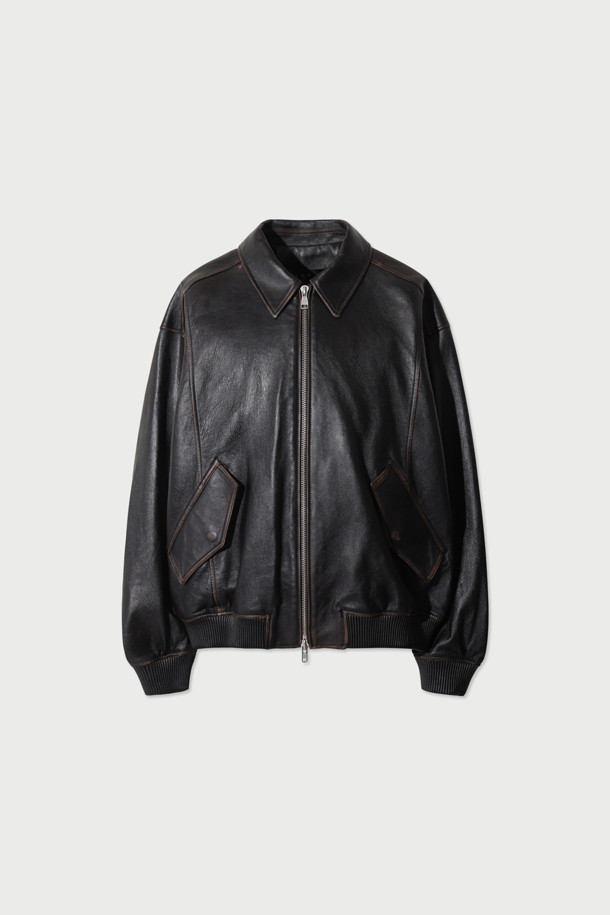 Sillage(실라지) 가죽 페이딩 카라 블루종은 양가죽, 폴리에스터, 레이온 혼방 소재로 제작되어 부드러운 촉감을 선사합니다. 블랙 컬러의 무지 디자인에 액션플리츠 디테일과 봉제라인 페이딩 가공을 더해 빈티지한 무드를 연출합니다. 크롭 기장의 오버핏으로 트렌디함을 강조하며, 카라 디자인과 집업 여밈 방식으로 편안하게 착용할 수 있습니다. 봄, 가을 시즌에 데이트룩, 모임룩, 출근룩 등 다양한 TPO에 클래식, 미니멀, 시크 스타일로 활용하기 좋습니다. 긴 소매 기장과 안감으로 보온성을 더했습니다.
