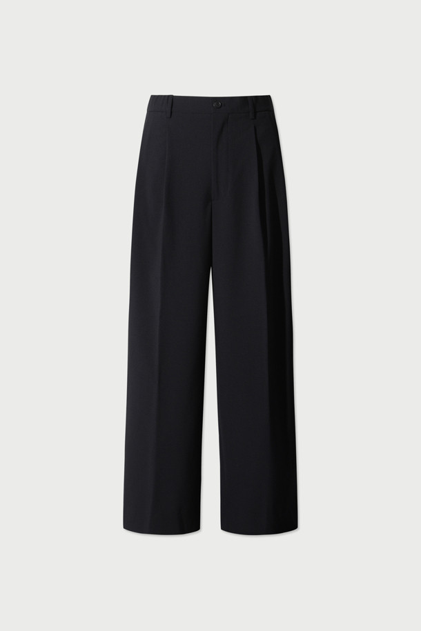 Portique(포티크) 와이드 투턱 밴딩 슬랙스는 남녀 모두 착용 가능한 사계절용 슬랙스입니다. 모, 폴리에스터, 폴리우레탄 혼방 소재로 제작되어 부드러운 촉감과 편안한 착용감을 제공합니다. 와이드핏과 투턱 디자인으로 클래식하고 시크한 스타일을 연출하며, 밴딩 허리 디테일로 활동성을 높였습니다. 오피스룩, 비즈니스 캐주얼, 출근룩 등 다양한 TPO에 활용하기 좋으며, 워셔블 기능으로 관리가 용이합니다.
