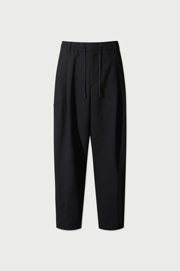 Fuseau(퓨조) 울 혼방 캐롯핏 팬딩 슬랙스는 가을, 겨울 시즌을 위한 클래식 스타일의 슬랙스입니다. 블랙 컬러의 무지 디자인으로, 폴리에스터, 모, 레이온, 폴리우레탄 혼방 소재로 제작되어 두께감이 느껴지는 슬림핏을 선사합니다. 허벅지 사이드 포켓과 전면 2턱 디테일, 발목 기장으로 세련된 핏을 연출하며, 하프 밴딩 처리로 편안함까지 더했습니다. 오피스룩, 비즈니스 캐주얼, 모임룩 등 다양한 TPO에 활용 가능하며, 미니멀하고 시크한 스타일을 완성할 수 있습니다.
