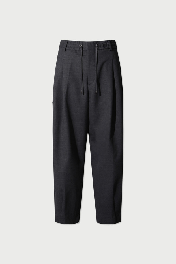 레제 울 혼방 벌룬핏 팬딩 슬랙스는 가을, 겨울 시즌에 어울리는 클래식 스타일의 슬랙스입니다. 폴리에스터, 모, 레이온, 폴리우레탄 혼방 소재로 제작되어 편안한 착용감과 고급스러운 핏을 선사합니다. 벌룬핏 디자인과 하프 밴딩으로 활동성을 높였으며, 전면 2턱과 후면 사이드 턱 디테일이 특징입니다. 출근룩, 비즈니스 캐주얼, 모임룩 등 다양한 때와 장소와 목적에 활용 가능하며, 미니멀한 스타일 연출에도 용이합니다. 스트레치 소재로 제작되어 편안함까지 더했습니다.