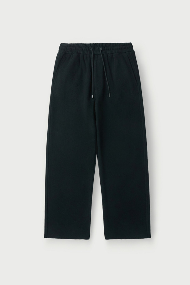 **Souple(수플) 울져지 밴딩 팬츠**는 가을과 겨울에 어울리는, 베이직 스타일의 밴딩 팬츠입니다. 부드러운 울, 면, 나일론 혼방 소재로 제작되어 편안한 착용감을 선사합니다. 허리 풀밴딩과 스트링으로 사이즈 조절이 용이하며, 와이드 또는 스트레이트 핏으로 다양한 스타일을 연출할 수 있습니다. 출근룩, 클래식, 미니멀, 캐주얼 등 폭넓은 TPO와 스타일에 활용 가능하며, 셋업으로도 코디할 수 있습니다. 무지 디자인으로 어떤 상의와도 매치하기 쉬운 데일리 팬츠입니다.
