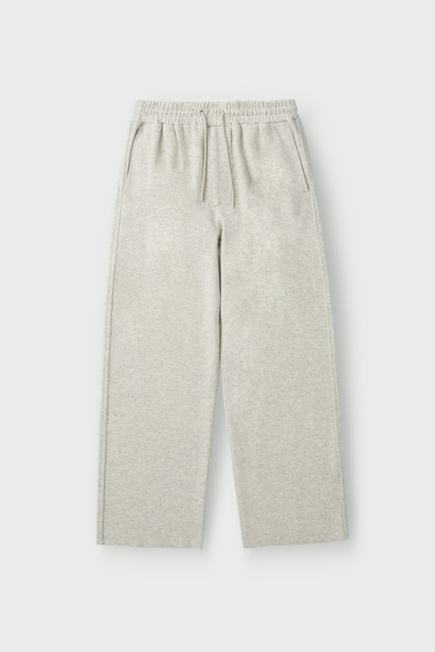 Souple(수플) 울져지 밴딩 팬츠는 가을, 겨울 시즌에 어울리는 베이직 스타일의 밴딩 팬츠입니다. 그레이 컬러의 무지 디자인으로, 출근룩과 비즈니스 캐주얼에 활용하기 좋습니다. 울, 면, 나일론 혼방 소재로 제작되어 편안한 착용감을 선사하며, 와이드 및 스트레이트 핏으로 트렌디한 스타일을 연출합니다. 허리 스트링으로 사이즈 조절이 가능하며, 셋업 스웻셔츠 & 후디와 함께 미니멀, 클래식, 캐주얼 룩을 완성할 수 있습니다. 25FW 시즌 새롭게 선보이는 컬러로, 더욱 세련된 스타일을 경험해 보세요.
