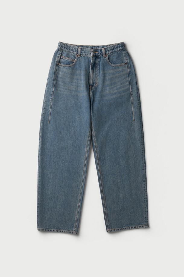 Driot(드리오) 데님 스트레이트핏 팬츠는 가을, 겨울 시즌에 어울리는 남녀 공용 데님 팬츠입니다. 빈티지하고 베이직한 무드의 블루 컬러 무지 디자인으로, 출근룩과 데이트룩 등 다양한 TPO에 활용 가능합니다. 두꺼운 두께감의 면 소재로 제작되어 따뜻하고 편안한 착용감을 선사하며, 워싱 및 브러시 가공으로 자연스러운 멋을 더했습니다. 스트레이트핏으로 어떤 스타일에도 잘 어울리며, 캐주얼, 클래식, 미니멀 스타일을 즐겨 입는 분들께 추천합니다.
