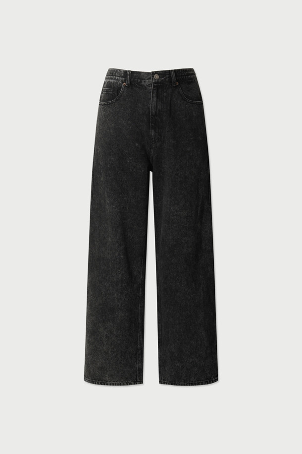 Driot(드리오) 데님 스트레이트핏 팬츠는 가을, 겨울 시즌에 어울리는 블랙 컬러의 데님 팬츠입니다. 무지 패턴에 면 소재로 제작되어 편안한 착용감을 선사하며, 빈티지하면서도 베이직한 스타일을 연출합니다. 워싱 및 브러시 가공으로 은은한 멋을 더했으며, 스트레이트핏 디자인으로 어떤 상의와도 잘 어울립니다. 클래식, 미니멀, 캐주얼 스타일을 즐겨 입는 분들께 추천합니다.
